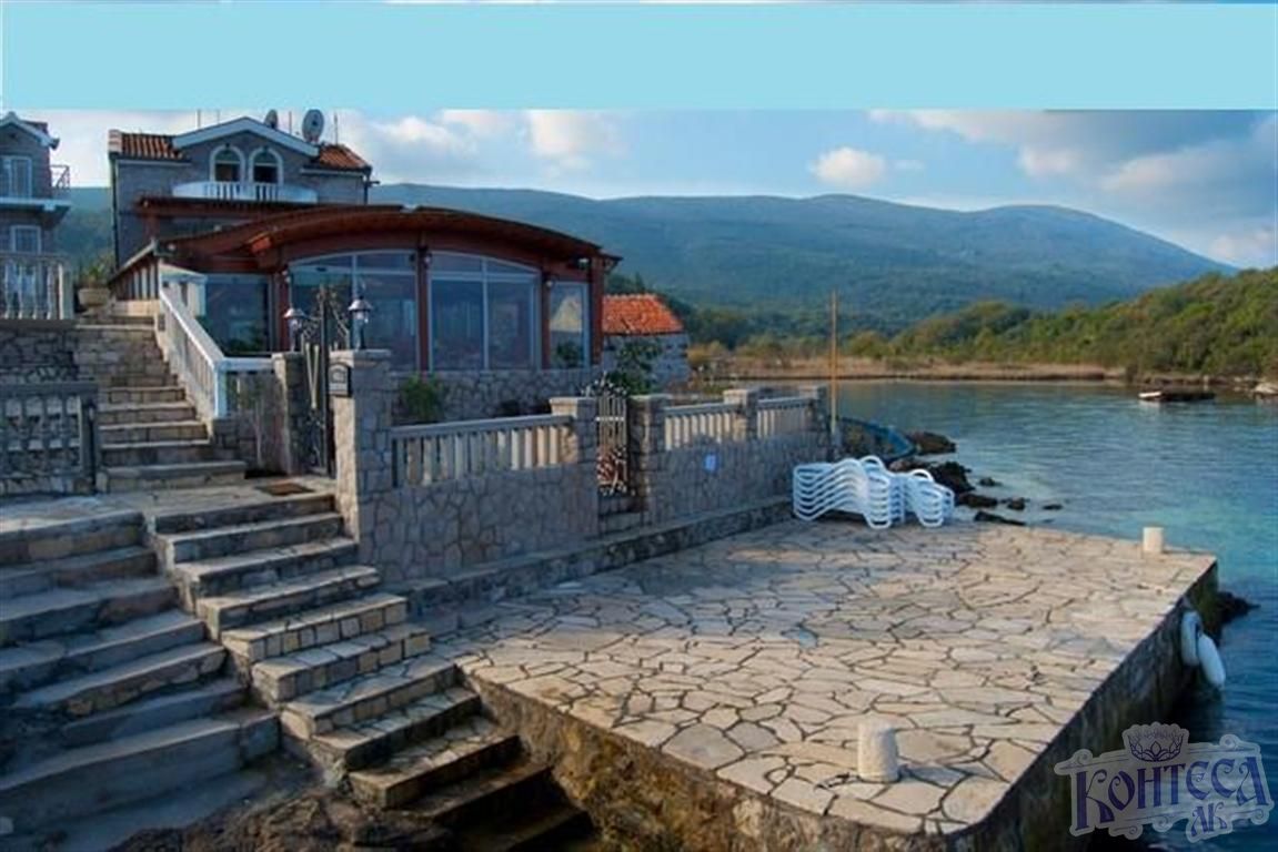 Luksuzan mini hotel -vila na obali mora  u reonu Tivta !